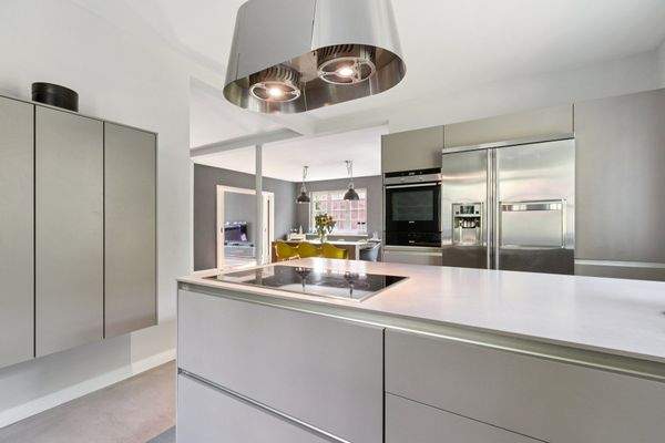 Zeitgemäß kochen in Betonoptik und Edelstahl