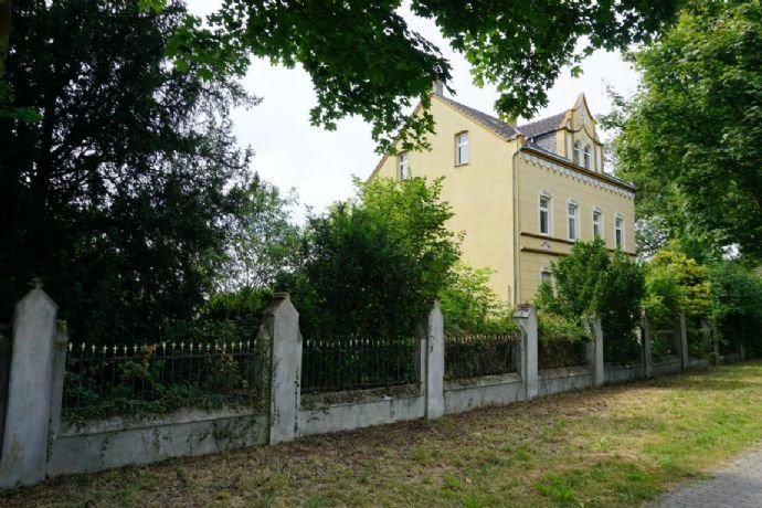 4-Familienhaus mit riesigem Gartengrundstück und 3 Garagen in toller Lage von Neukirchen