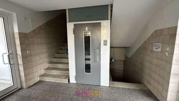 Treppenhaus mit Aufzugsanlage