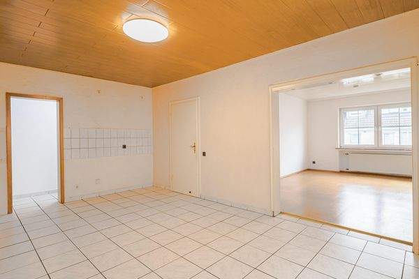 Küche und Essbereich mit Blick ins Wohnzimmer