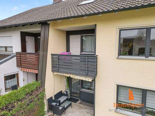 Blick auf die Terrasse und den Balkon des Hauses