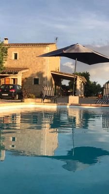 Pool und Außenansicht