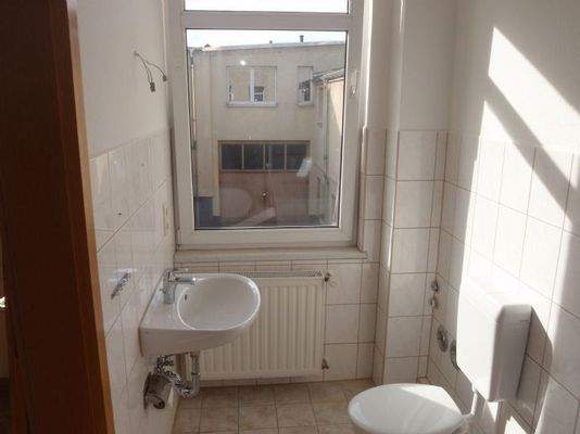 Bad mit Fenster zum Innenhof