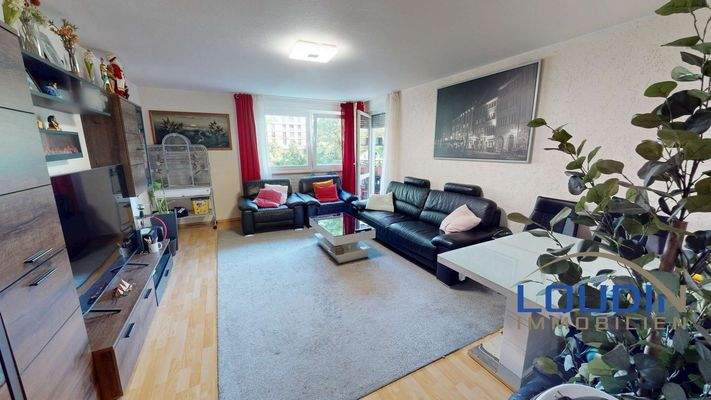 Wohnzimmer mit Balkon