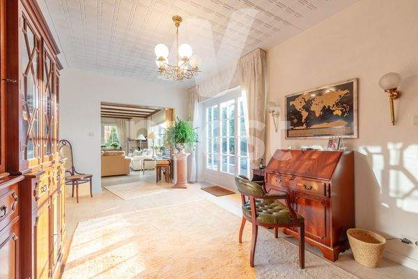 Halle mit Blick ins Wohnzimmer