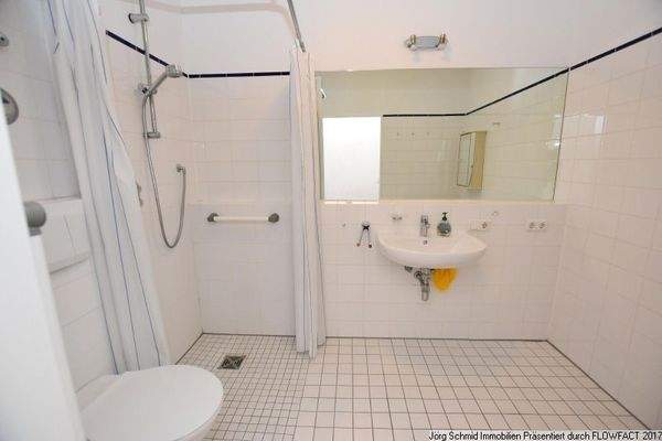 Barrierefreies Duschbad mit Waschmaschinenplatz