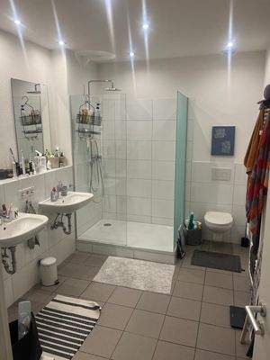 Modernes Badezimmer