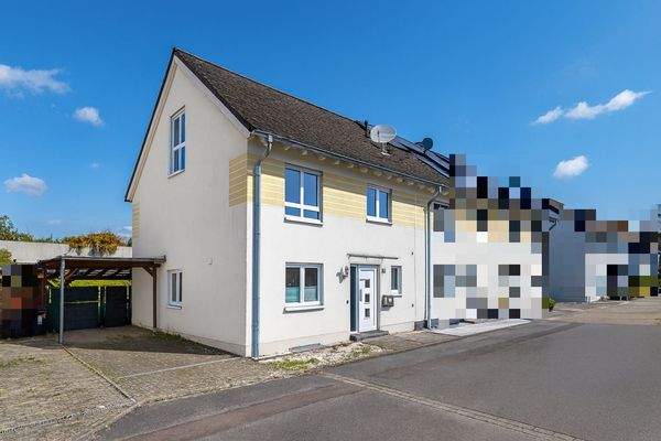 Hausansicht mit Carport