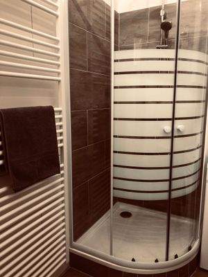 Badezimmer mit Dusche