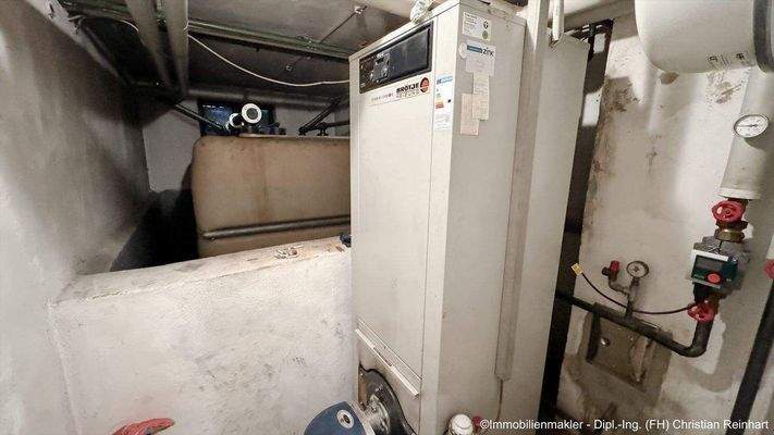 11 Heizungsraum mit Öltank.jpeg