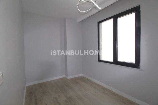 Newly-Built Flat near Highway in İstanbul Sultangazi