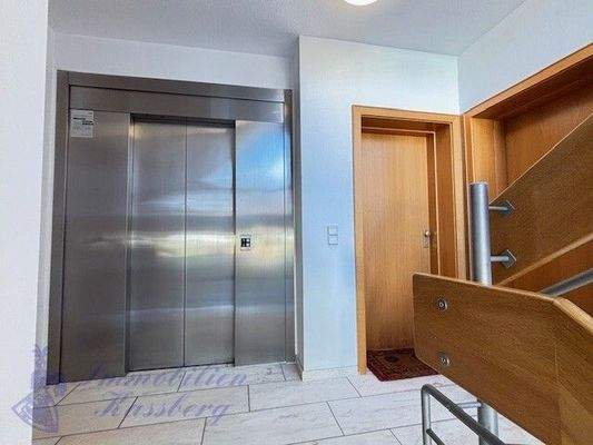 Treppenhaus/Fahrstuhl