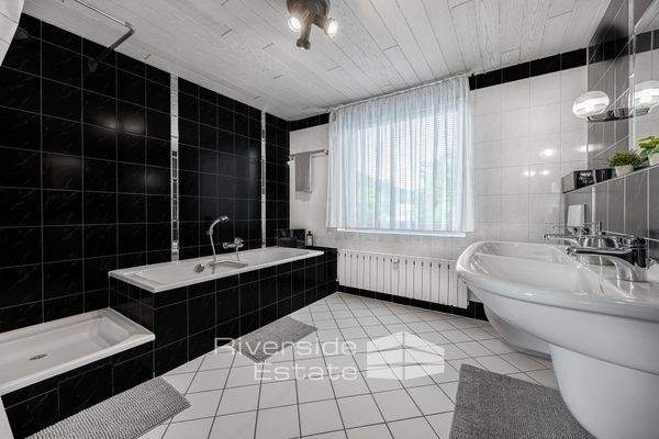 Tageslicht-Badezimmer DG Maisonette-Wohnung 