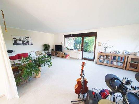 Wohnzimmer mit Terrassenzugang EG