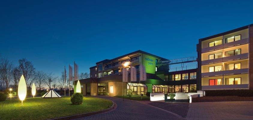 Aussenansicht_Hotel_Nacht Baweko.jpg