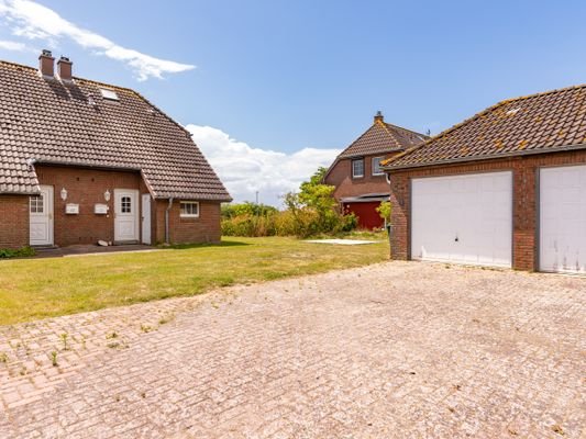 Auffahrt mit Garage