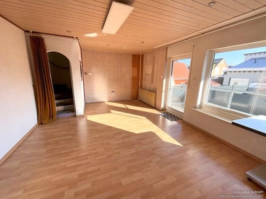 Wohnzimmer mit Treppe ins OG