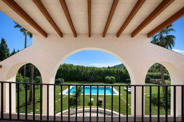 Balkon mit Pool- und Bergblick