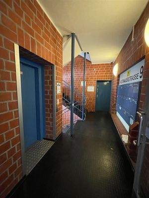 Treppenhaus mit Aufzug