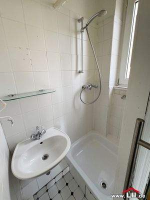 Dusche an Schlafzimmer