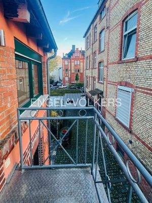 ... mit Zugang zum Balkon