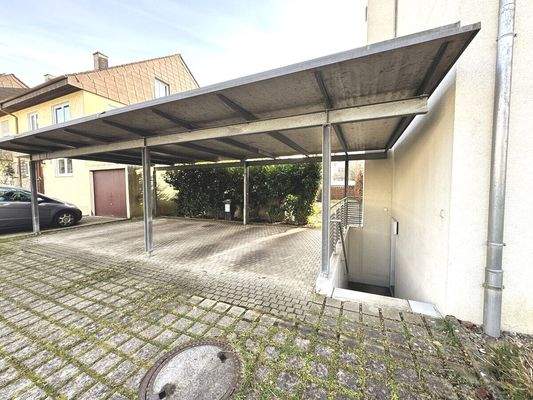 Carports und Abgang in den Fahrradraum