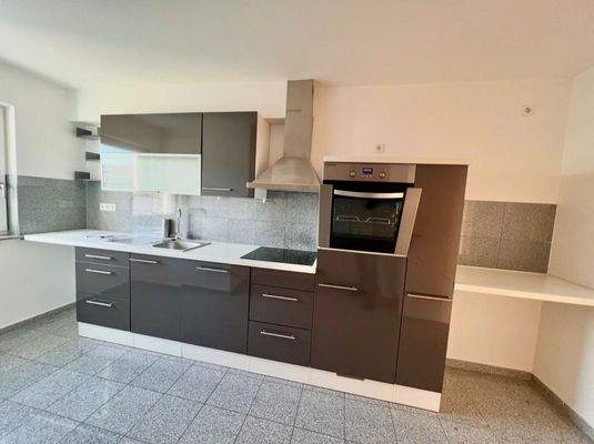 Moderne Küche mit hochwertigen Einbaugeräten und praktischer Arbeitsfläche