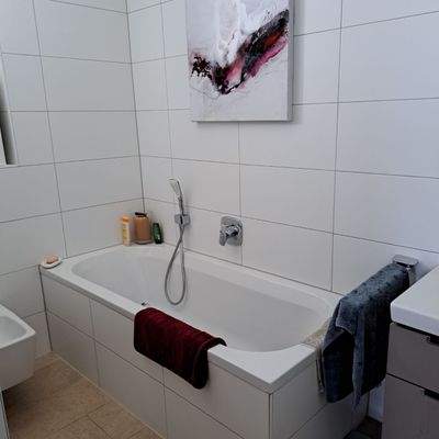 Bad mit Fenster und Wanne Villach.jpg