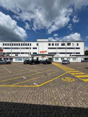 Außenansicht mit Parkfläche