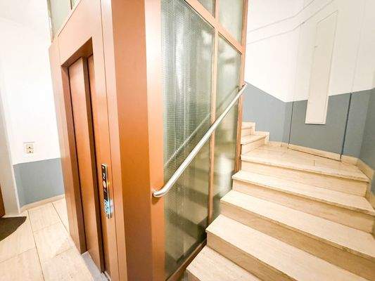 Treppenhaus mit Aufzug