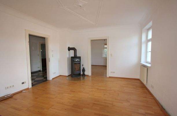 Zimmer mit Ofen in der Erdgeschosswohnung