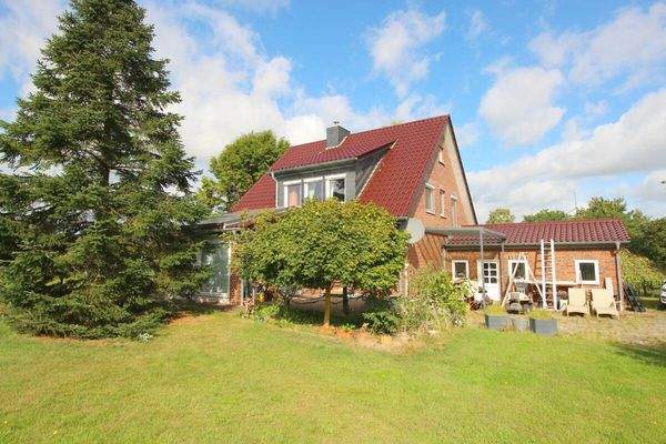 Gartenblick auf Haupthaus u. Doppelgarage