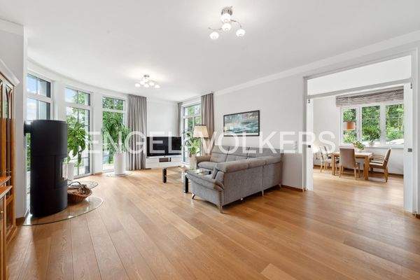 Wohnzimmer mit angrenzendem Essbereich