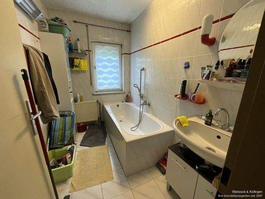 Tageslichtbad mit Badewanne und Waschbecken 