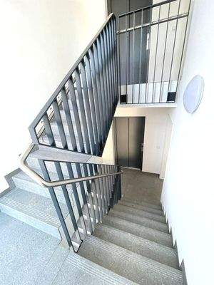 Treppenhaus mit Aufzug