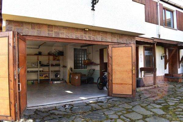 Garage im Seitenflügel