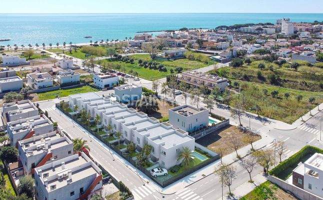 Townhouses in a Complex with Pool and Garden in Cambrils