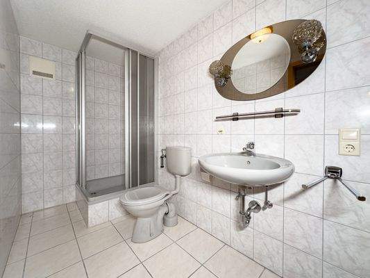 Bad mit Dusche und WC im UG