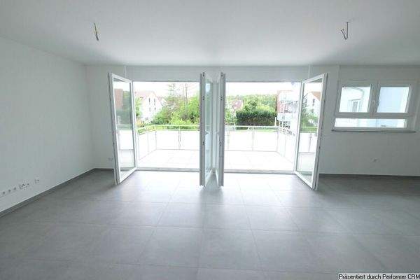 Wohn-Esszimmer mit Zugang zum Balkon