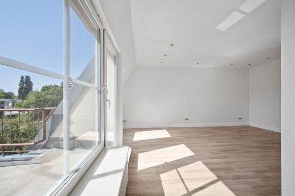 Wohnzimmer mit Balkon