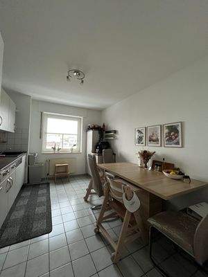 Moderne Küche mit Essbereich