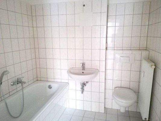 Bad 2 mit Wanne und Waschmaschinenanschluss