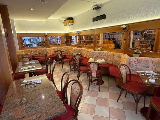 ....Indirekte Beleuchtung, Deckenspots, Holzverkleidung....