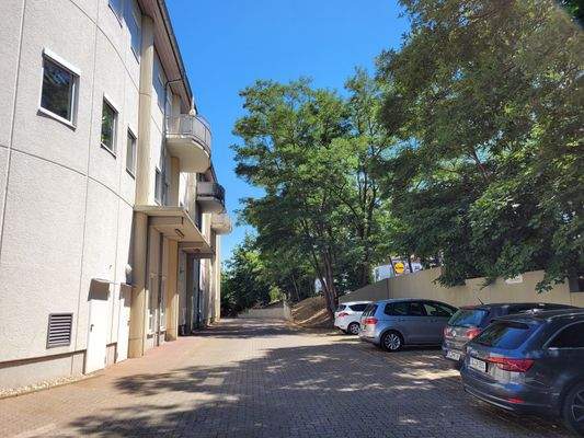 Außenansicht mit Parkplatz Richtung Osten.jpg