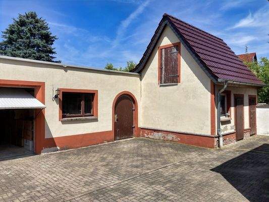 Nebengebäude + Garage