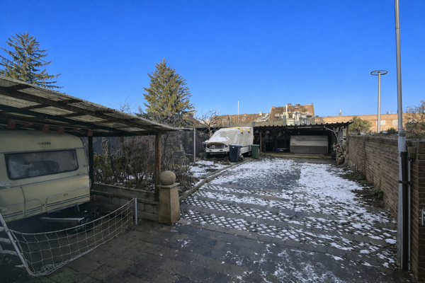 Garten / Zufahrt Stellplätze