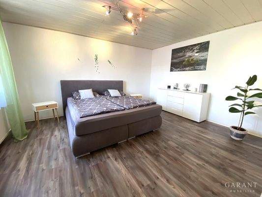 Blick ins Schlafzimmer OG