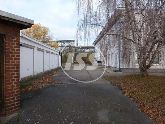 Garagen und Bürogebäude