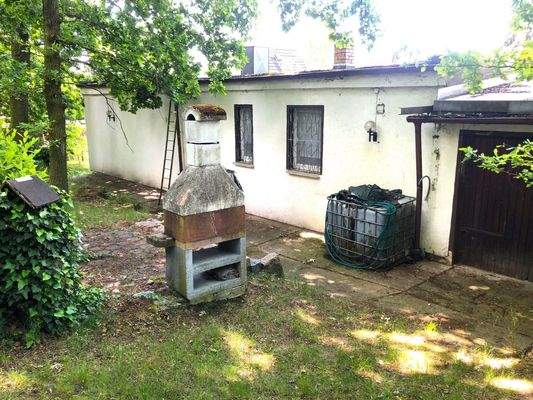 Rückansicht mit Zugang zur Garage