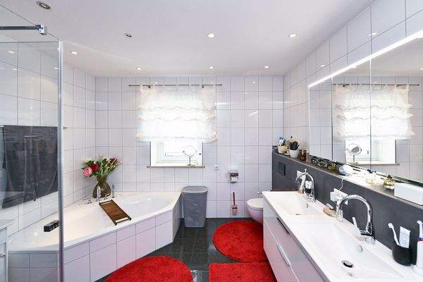 ... mit Wanne und XL-Dusche